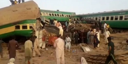 Cel puţin 30 de persoane au murit şi câteva zeci au fost rănite după ce două trenuri expres s-au ciocnit  în sudul Pakistanului FOTO Twitter