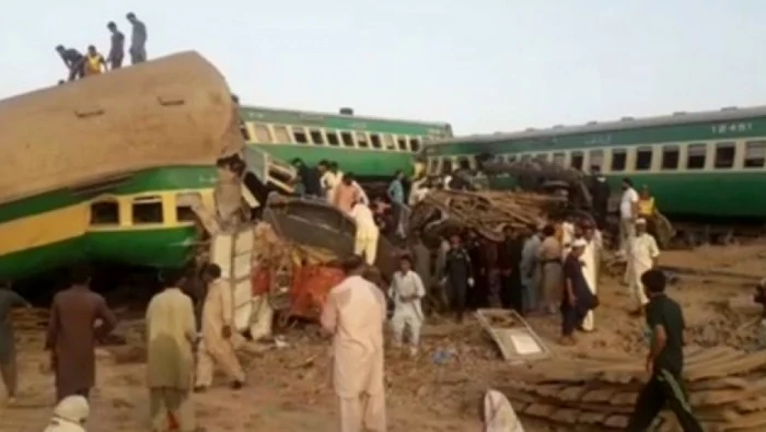 Cel puţin 30 de persoane au murit şi câteva zeci au fost rănite după ce două trenuri expres s-au ciocnit  în sudul Pakistanului FOTO Twitter