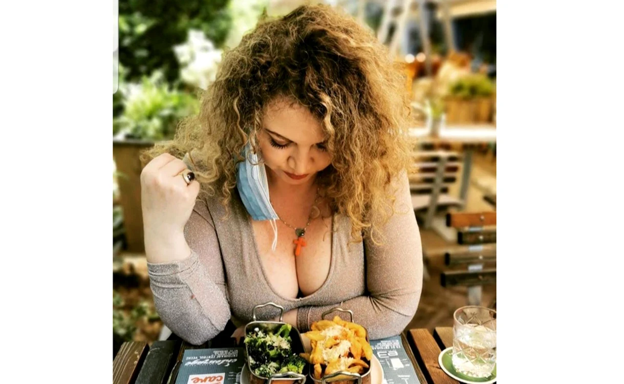 
    Oana nu renunţă la masca chirurgicală  
