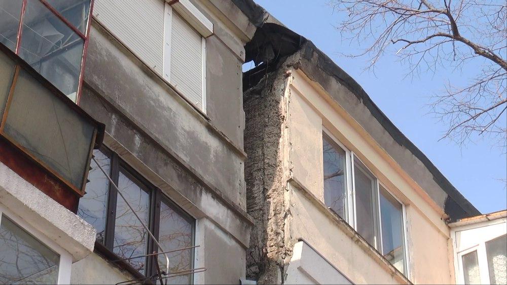Un bloc din Galați s-a crăpat în două. Locatar: „Distanța este de aproape un metru, la un cutremur ne ia cu targa” FOTO