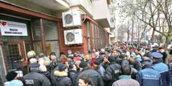 Încă de la deschidere, în decembrie 2010, bucureştenii s-au îngrămădit să-şi facă cumpărăturile  la magazinul de mărfuri confiscate al Fiscului 