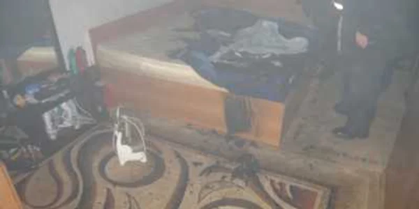 Lustra s-a desprins din tavan, a căzut în pat şi lenjeria a luat foc