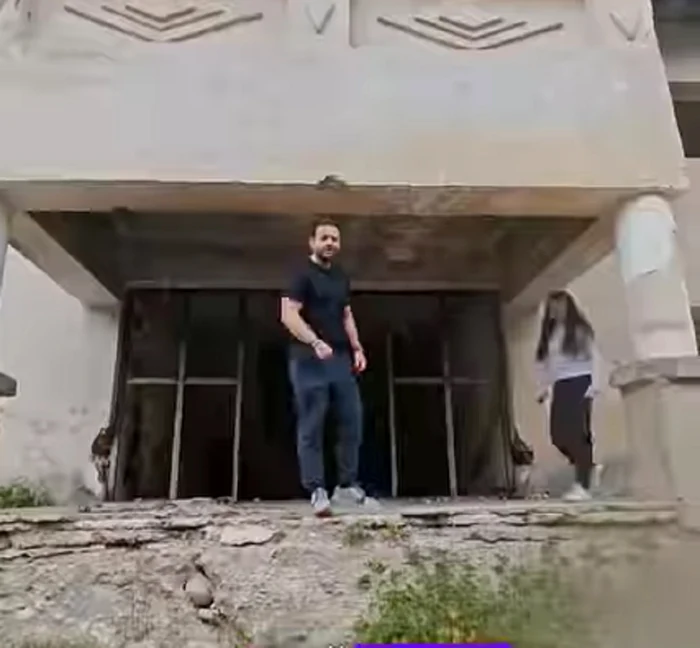 Mihai Morar explorează o casă abandonată în Maramureș FOTO Captură video