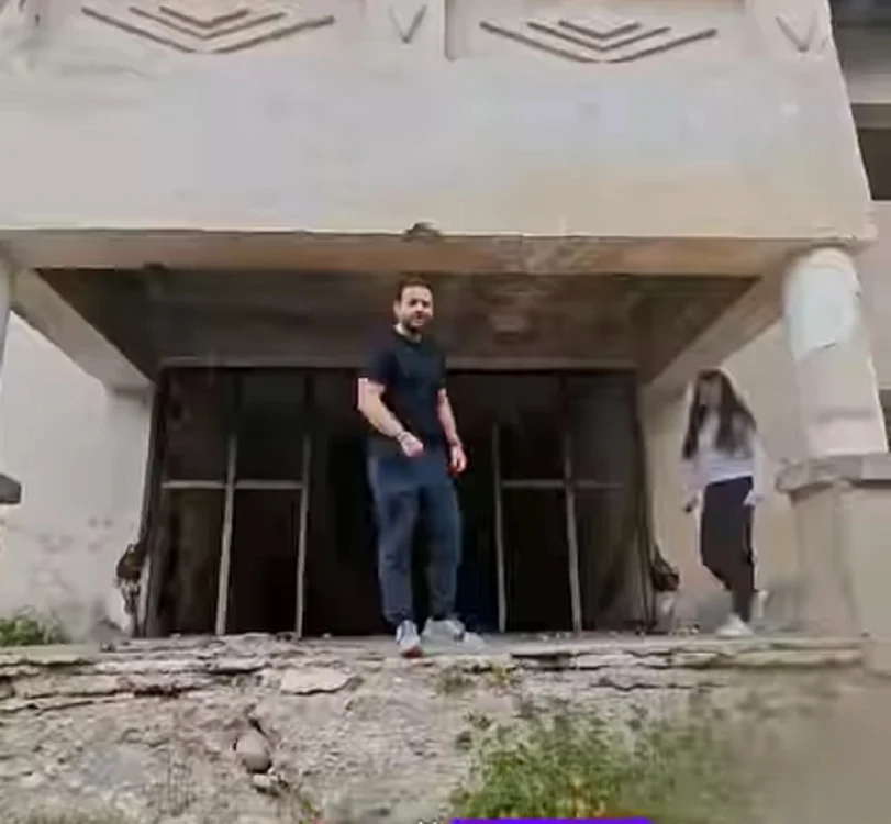Mihai Morar explorează o casă abandonată în Maramureș FOTO Captură video