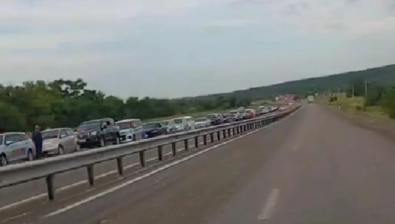 Rușii stau la cozi kilometrice pentru a putea cumpăra benzină FOTO: Captură video