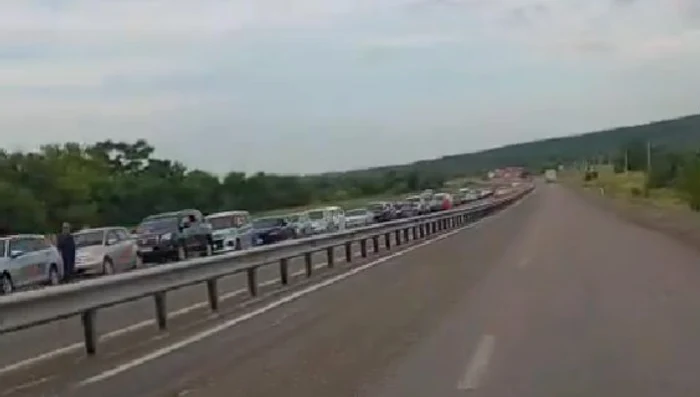 Rușii stau la cozi kilometrice pentru a putea cumpăra benzină FOTO: Captură video
