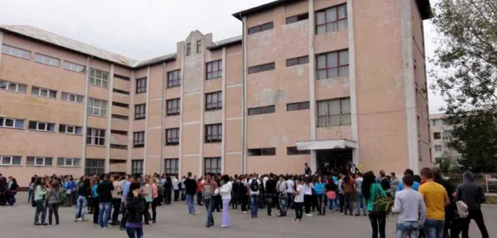 Exteriorul Colegiului Economic "Petre S. Aurelian" - în prima zi de şcoală... (FOTO: Mugurel Manea)