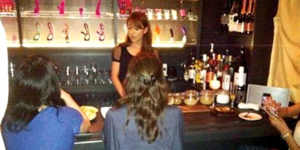 Love Joule, un bar unde, în loc de sticle cu băutură, sunt expuse vibratoare