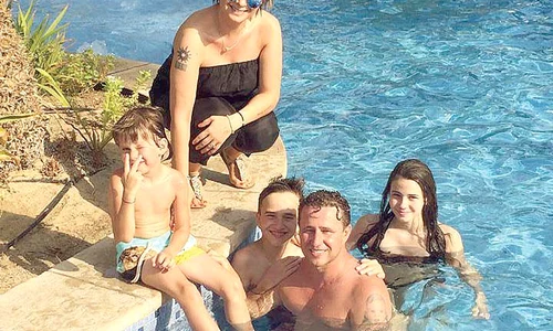 Familia lui Reghe  adoră să se relaxeze la piscină jpeg