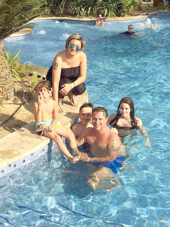 Familia lui Reghe  adoră să se relaxeze la piscină