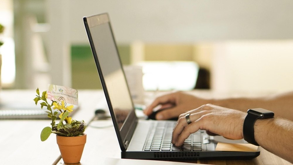 Românii au cheltuit miliarde de euro pe haine și electronice achiziționate online