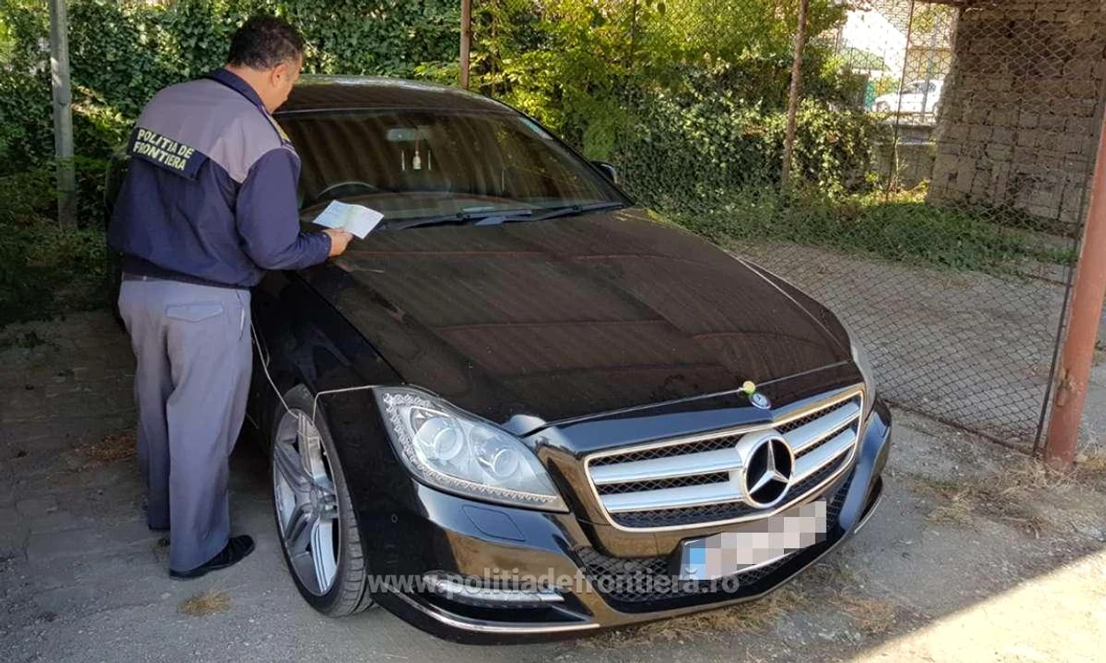 
    Polițistul a indisponibilzat Mercedesul din imagine, care s-a stabilit că fusese furat din Marea BritanieFotografii: Poliția de Frontieră  