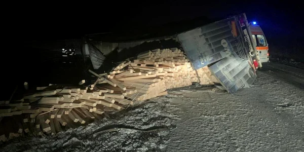 slobozia autotrenul era incarcat cu cherestea foto isu ialomita