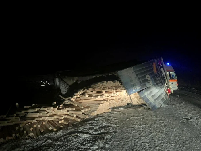 Autocamionul era încărcat cu cherestea FOTO ISU Ialomiţa