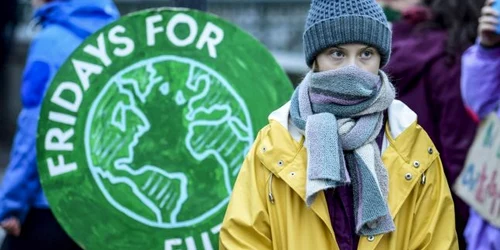 Activista pentru mediu Greta Thunberg participă la un protest al organizaţiei  'Fridays For Future în faţa parlamentului  Riksdagen din Stockolm Suedia. FOTO EPA-EFE