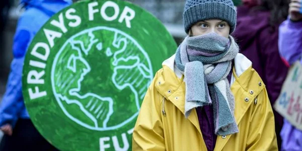 Activista pentru mediu Greta Thunberg participă la un protest al organizaţiei  'Fridays For Future în faţa parlamentului  Riksdagen din Stockolm Suedia. FOTO EPA-EFE