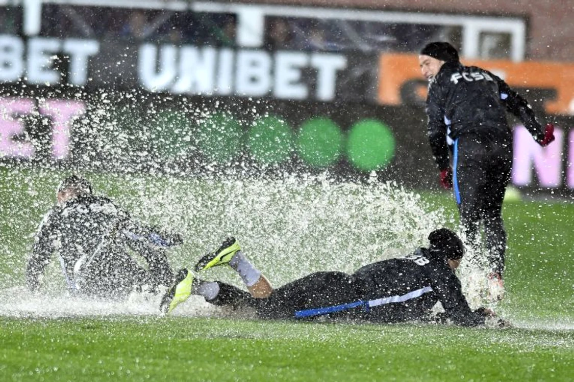 
    Jucătorii de la FCSB s-au aruncat în bălțile de pe terenFOTO: Sportpictures.eu  
