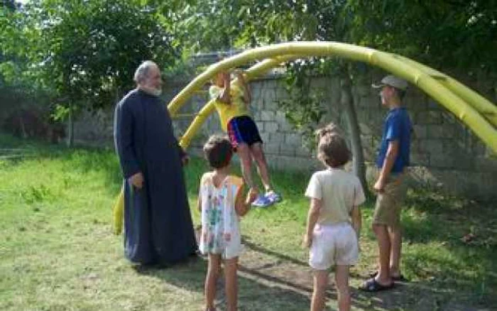 Ploieşti: Un preot are grijă de 25 de copii sărmani