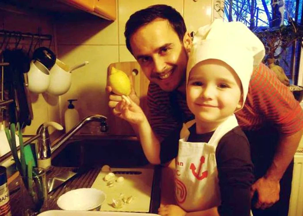 Şerban îl învaţă pe Tedi să gătească
