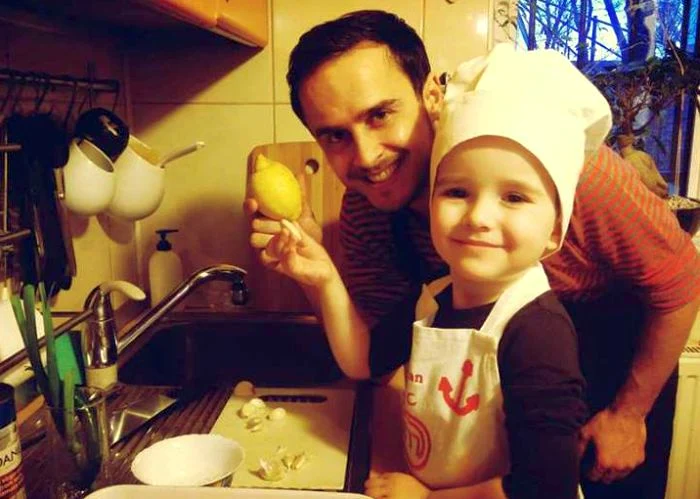 Şerban îl învaţă pe Tedi să gătească