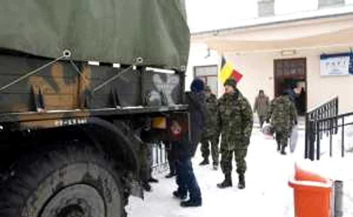Intervenţia Brigăzii 10 Geniu în zonele sinistrate. FOTO: NICOLETA BUTNARU