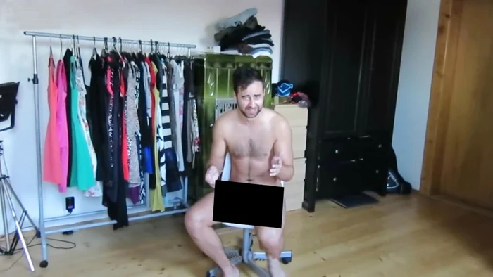 Bărbatul credea că iubita lui are o surpriză pentru el: nu credea însă că îl va lipi de scaunFoto: mirror.co.uk