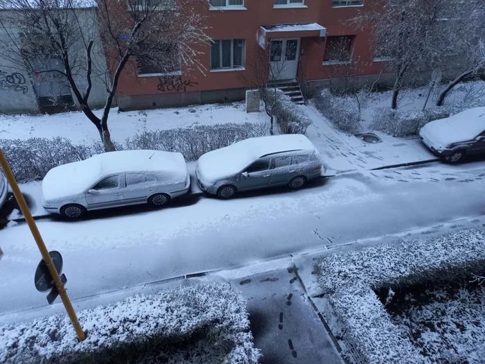 Dimineață, brașovenii au avut parte de o surpriză. Peste zi a nins și mai mult FOTO Ioan Buciumar