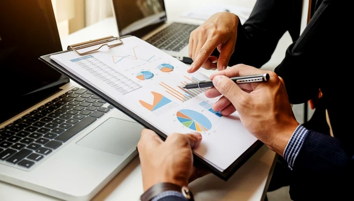 analiza-economica-proiectie-financiara-economist-calcule-grafice-evaluare-companii