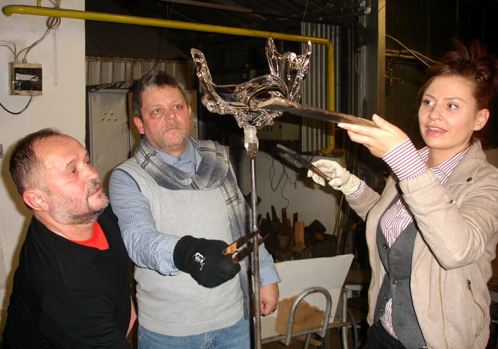 
    Adina Buzatu a trecut de la designul vestimentar la modelarea sticlei  