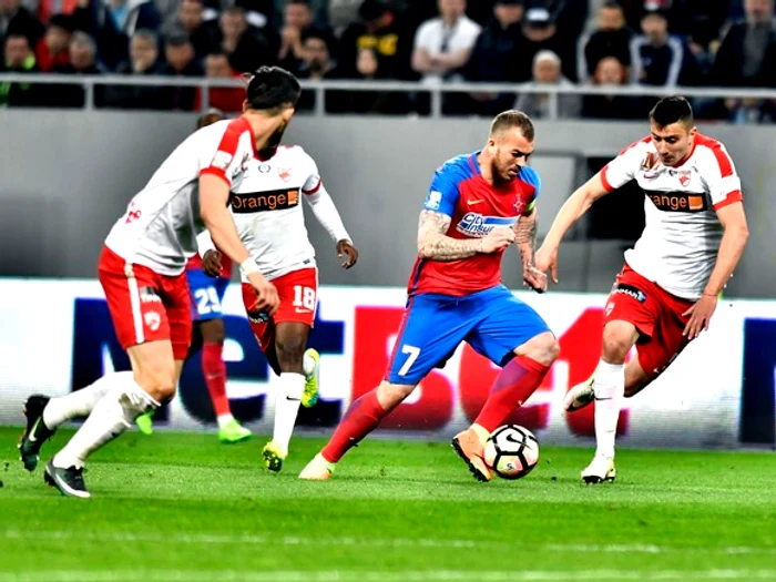 
    Cele mai titrate echipe din Liga 1 au părăsit cea mai veche competiţie fotbalistică din România încă din optimi şi s-au umplut de ruşine, mai ales „câinii”Foto: Click!  