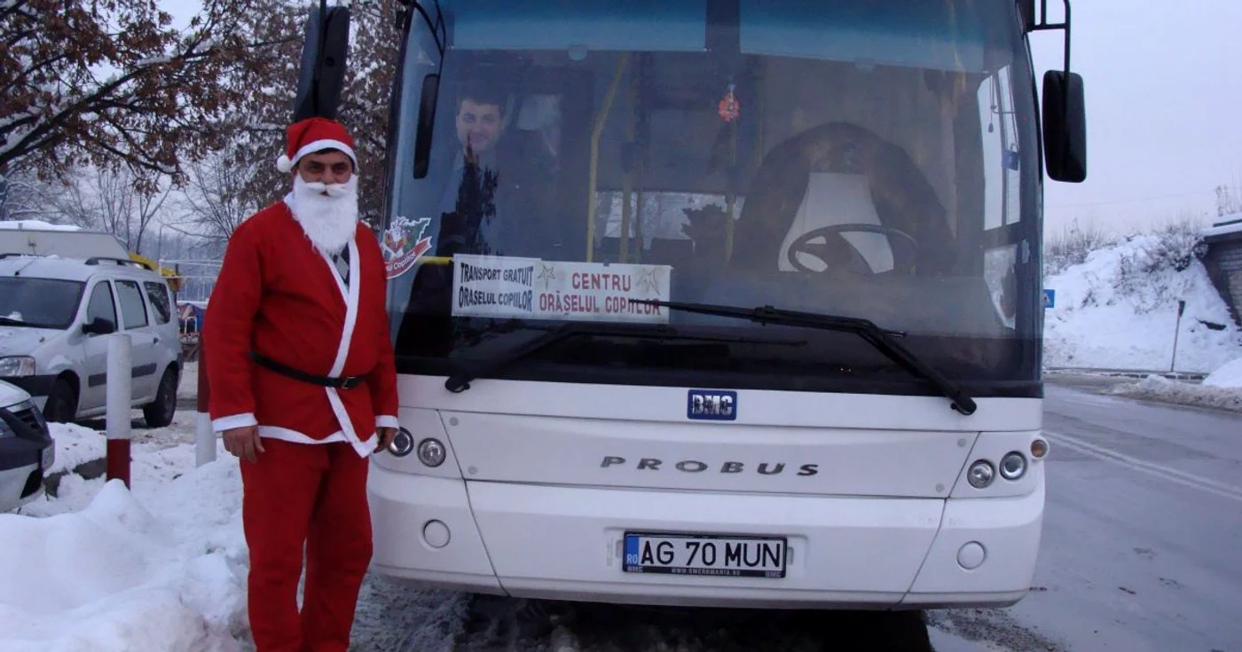 Moş Crăciun îi duce cu autobuzul pe cei mici în "Orăşelul Copiilor"
