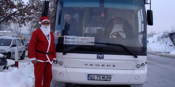 Moş Crăciun îi duce cu autobuzul pe cei mici în "Orăşelul Copiilor"