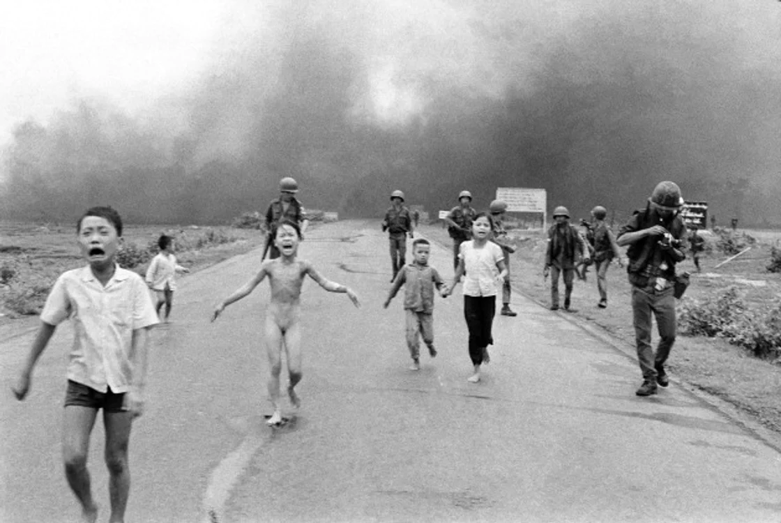 copii fugind speriati de fortele militare sud vietnameze dupa ce satul lor a fost distrus de un atac aerian cu napalm fiind suspectat ca ar fi ascuns trupe viet cong  jpg jpeg