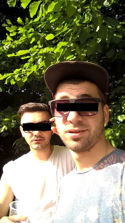 Hoţul ieşean s-a pozat cu telefonul furat de la un danez, rezemat de o maşină în care se vede clar plăcuţa de înmatricularefoto: Facebook/Bjarne Neiiendam