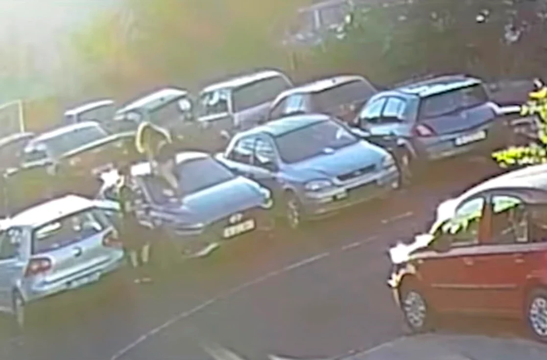 Doi adolescenți sunt acuzați că au vandalizat zece mașini într-o parcare din București/ sursa Tiktok