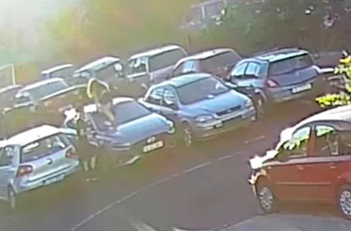 Doi adolescenți sunt acuzați că au vandalizat zece mașini într-o parcare din București/ sursa Tiktok