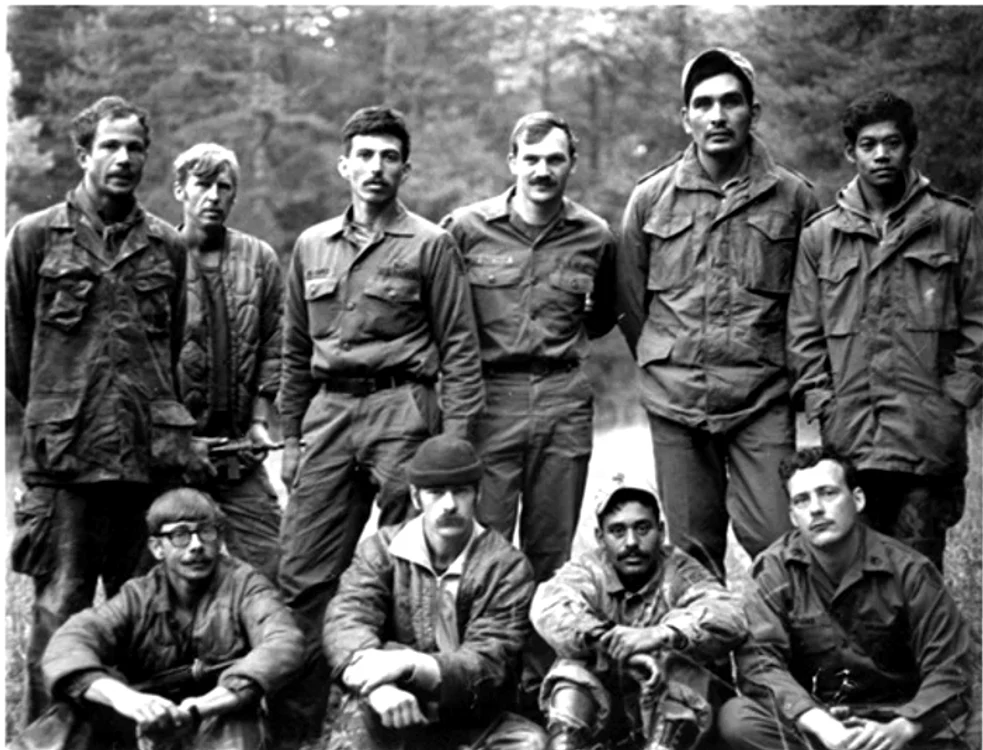 Studenţi iranieni şi ostatici americani în faţa Ambasadei SUA FOTO: Historia/Arhivă