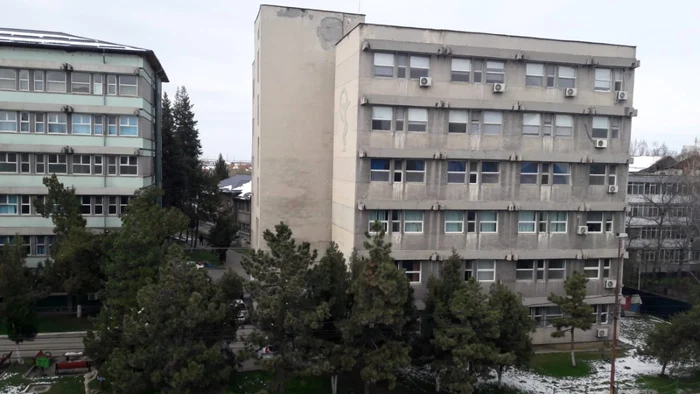 Patru etaje din corpul de clădire în care SJU Slatina tratează pacienţi diagnosticaţi cu COVID_19 sunt deja ocupate