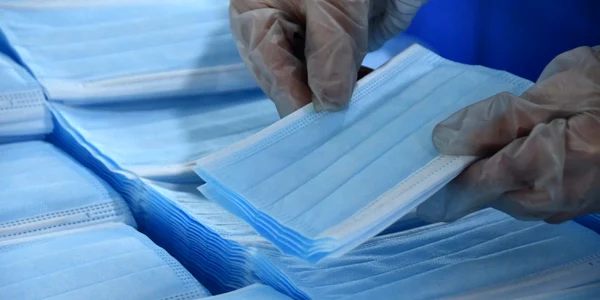 În china continuă producţia de măşti datorită cererii foarte mari din Italia. Fabrica Handan. FOTO Profiemdia