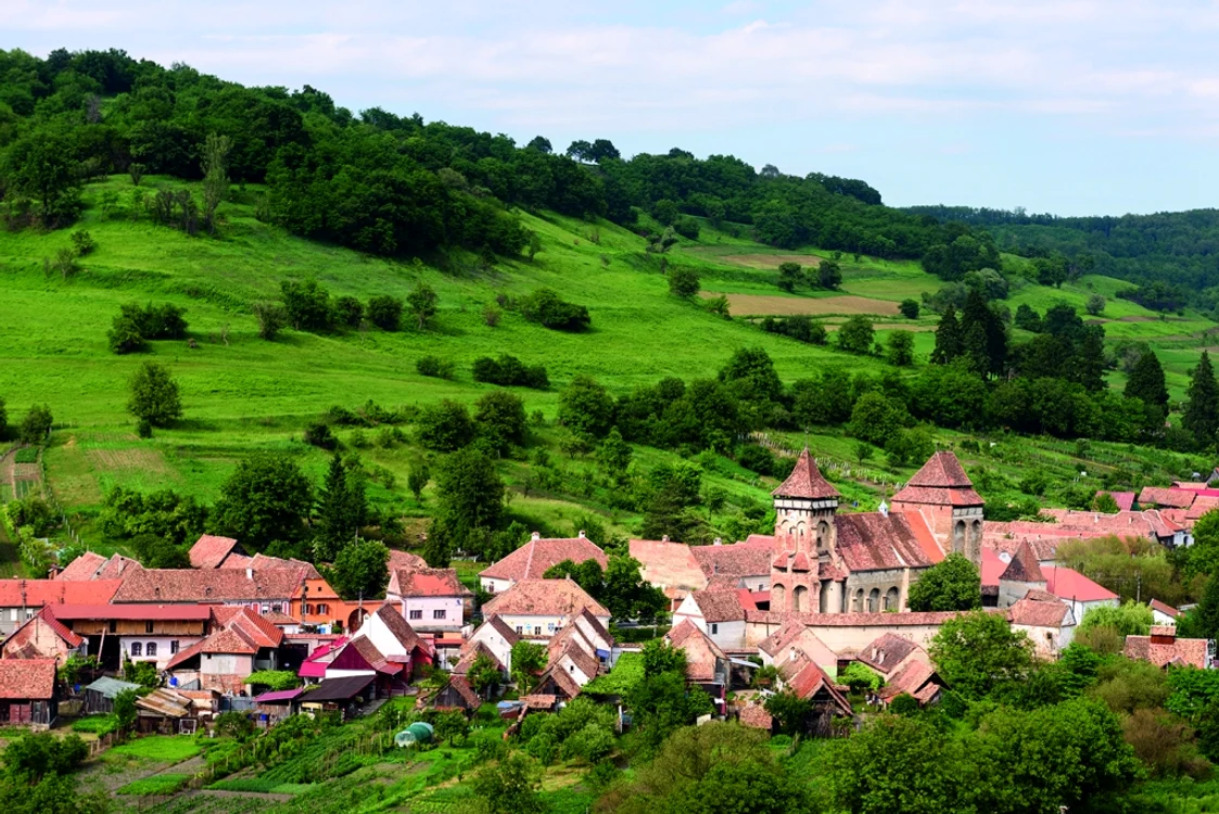 Frumoasa localitate Valea Viilor, străjuită de biserica fortificată ridicată în 1263