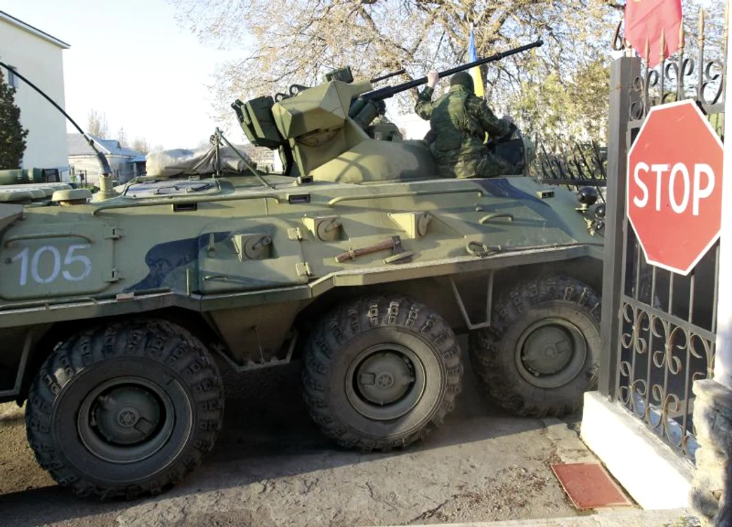 
    Bazele militare ale ucrainenilor din Crimeea cad una după alta în mâinile ruşilor. (Foto: Reuters)  
