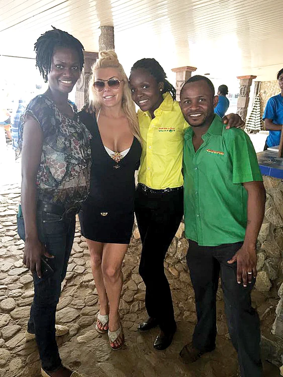 Localnicii au fost  fermecaţi  de blondină