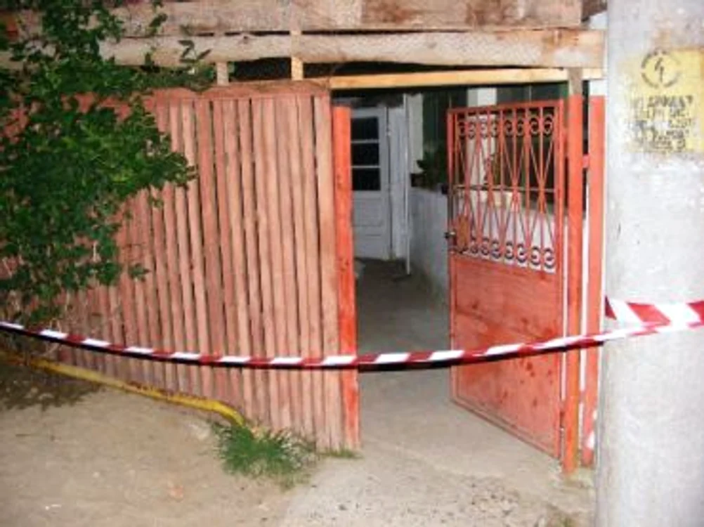 
    Anchetatorii au izolat imobilul în care a avut loc crima  