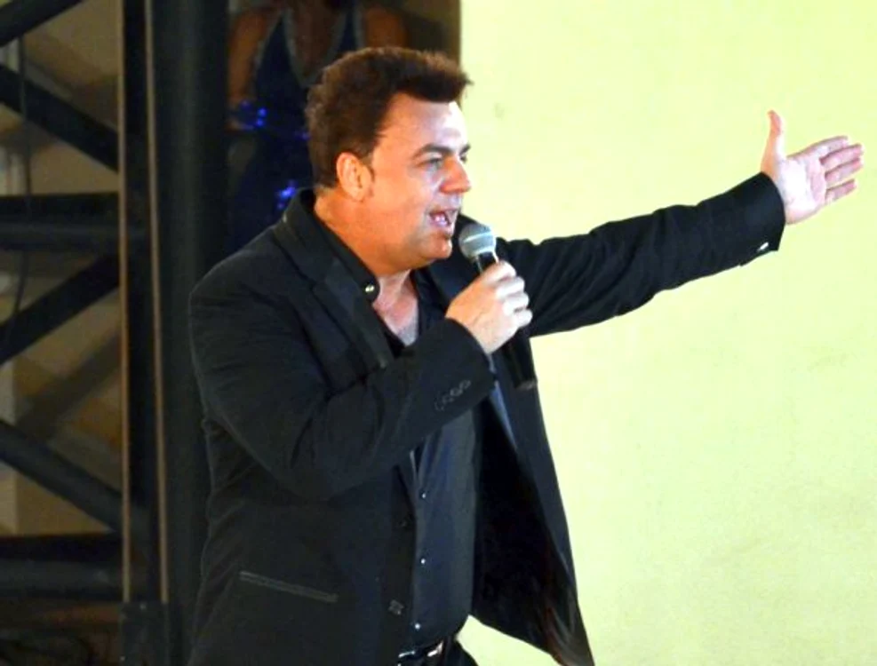 
    Adrian Enache cântă, dansează şi râde, încercând să-şi reprime durereaFoto: Aex Muscaliu  