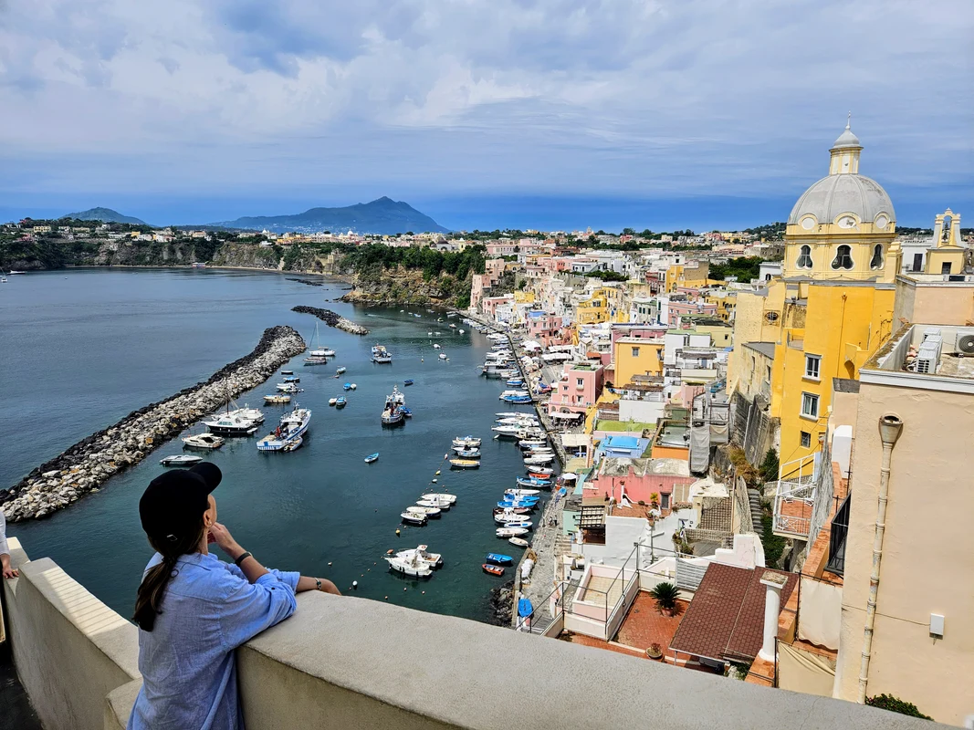 Procida, o insulă pe care-o poți bate la pas, într-o zi