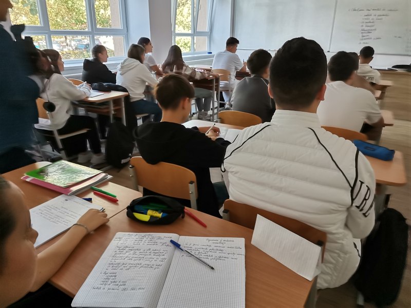 A început plata burselor școlare. Burse de merit primesc și elevi cu medii între 1 și 2