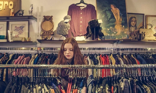 1 fata printre haine jpg jpeg