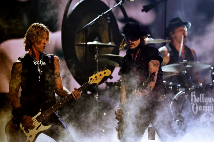 Basistul
Duff McKagan şi toboşarul Matt Sorum vin pe scenă altături de Johnny Depp, Alice
Cooper şi Joe Perry FOTO GettyImages/Guliver