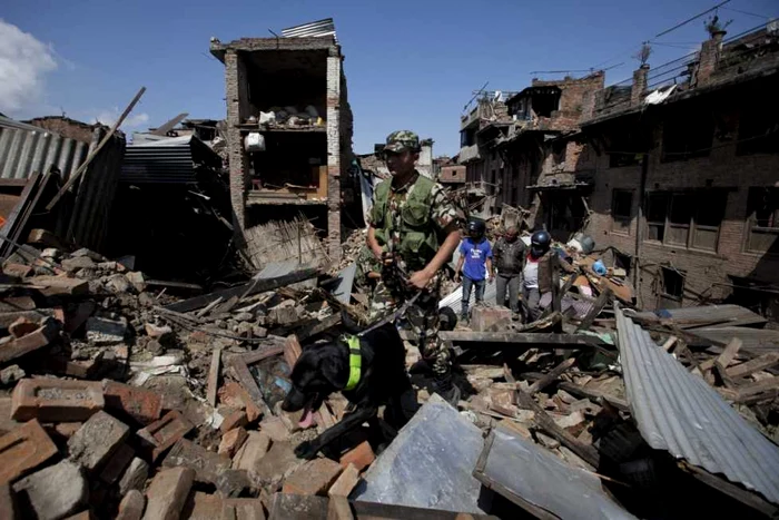 Ajutoarele internaţionale au început să sosească abia luni în Nepal. FOTO AP