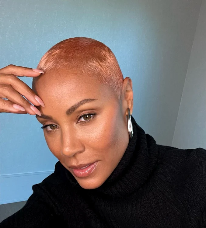 Jada Pinkett Smith are o nouă podoabă capilară. FOTO: Facebook